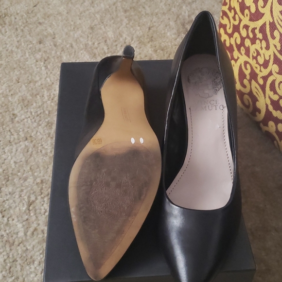 Vicent Camuto Classic Pump - Picture 3 of 3